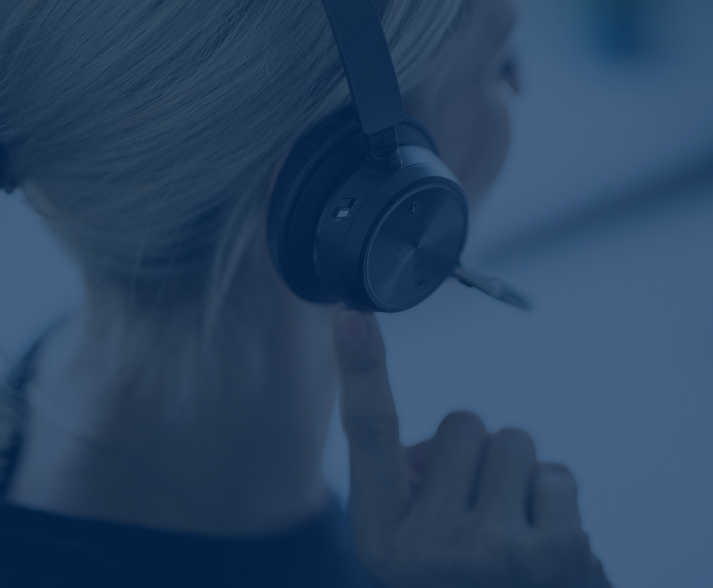 Kobieta odbierająca telefon